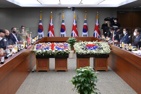 Bộ trưởng Quốc phòng Hàn Quốc Suh Wook (phải) hội đàm với người đồng nhiệm Anh Ben Wallace (thứ 2, trái) tại Seoul ngày 21/7/2021. (Ảnh: YONHAP/TTXVN)