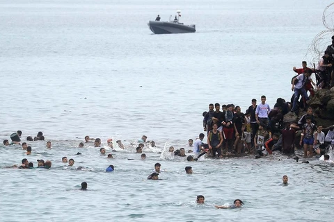 Sáng 22/7, hơn 230 người di cư từ Maroc đã tràn vào vùng lãnh thổ Melilla của Tây Ban Nha.(Nguồn: GettyImages)
