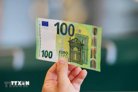 Đồng tiền mệnh giá 100 euro tại Rome, Italy. (Ảnh: AFP/TTXVN) 