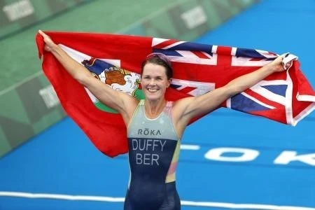 Vận động viên Flora Duffy của Bermuda giành chiến thắng ở nội dung ba môn phối hợp nữ, Olympic Tokyo 2020, tại Odaiba, Nhật Bản, ngày 27/7/2021. (Ảnh: Kyodo/ TTXVN)