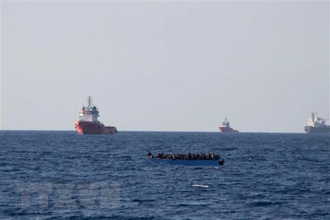 Giải cứu người di cư bị đắm thuyền ở ngoài khơi. (Ảnh: AFP/TTXVN) 