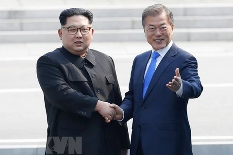 Tổng thống Hàn Quốc Moon Jae-in (phải) và Nhà lãnh đạo Triều Tiên Kim Jong-un bắt tay hữu nghị tại làng đình chiến Panmunjom. (Nguồn: EPA-EFE/TTXVN)
