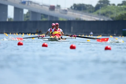 Cặp vận động viên Lường Thị Thảo (trước) và Đinh Thị Hảo thi đấu nội dung rowing đôi nữ hạng nhẹ tại Olympic Tokyo 2020 diễn ra ở Nhật Bản, ngày 24/7/2021. (Ảnh: AFP/TTXVN)