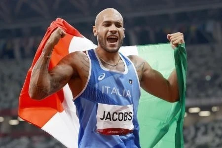 Vận động viên Lamont Marcell Jacobs của Italy giành huy chương vàng ở môn điền kinh chạy 100 mét nam với thành tích 9 giây 80 tại Thế vận hội Olympic Tokyo 2020 diễn ra ở Tokyo, ngày 1/8/2021. (Ảnh: Kyodo/TTXVN)