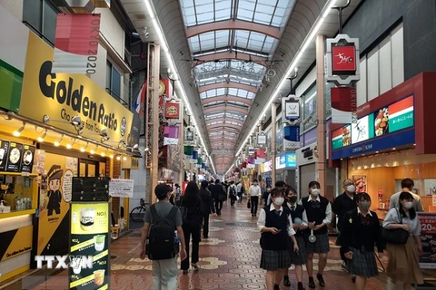 Người dân đeo khẩu trang tại một khu mua sắm ở thủ đô Tokyo. (Ảnh: Đào Thanh Tùng/TTXVN) 