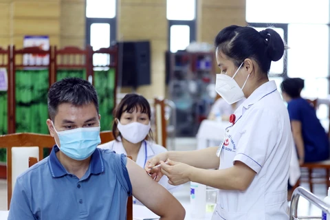 Tiêm vaccine phòng COVID-19 cho người dân tại Bệnh viện Đa khoa tỉnh Lạng Sơn. (Ảnh: Anh Tuấn/TTXVN)