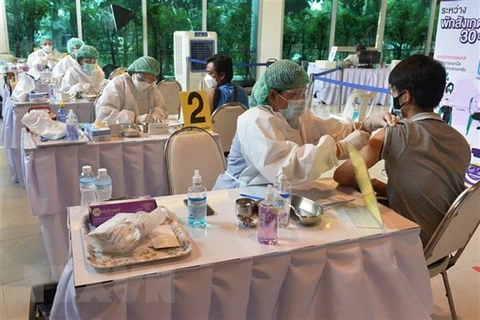Nhân viên y tế lấy mẫu xét nghiệm COVID-19 cho người dân tại Bangkok, Thái Lan. (Ảnh: THX/TTXVN) 