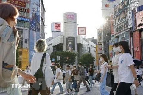 Người dân đeo khẩu trang phòng lây nhiễm COVID-19 tại Tokyo, Nhật Bản. (Ảnh: Kyodo/TTXVN)