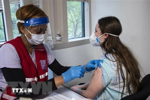 Người dân được tiêm vaccine ngừa COVID-19 tại Fairfax, bang Virginia, Mỹ. (Ảnh: AFP/TTXVN)