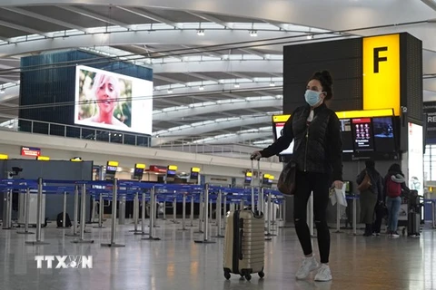 Hành khách tại sân bay Heathrow ở phía tây London, Anh. (Ảnh: AFP/TTXVN) 