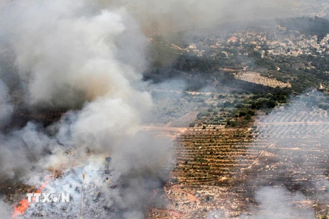 Khói bốc lên sau các đợt không kích của Israel tại thị trấn Ibl Al-Saqi và Kfar Hamam, Liban, ngày 4/8/2021. (Ảnh: AFP/TTXVN) 