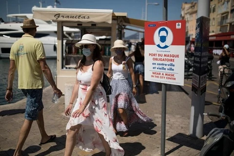 Người dân và du khách bắt buộc phải đeo khẩu trang tại khu nghỉ dưỡng Saint-Tropez. (Nguồn: AFP) 