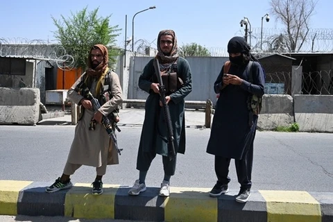 Các tay súng Taliban canh gác một con đường ở thủ đô Kabul, Afghanistan. (Ảnh: AFP)