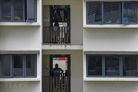Một khu nhà ở của người lao động nước ngoài tại Singapore. (Ảnh: AFP/TTXVN)