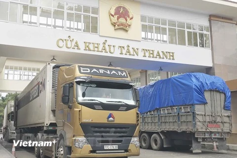 Xuất nhập khẩu hàng hóa tại cửa khẩu Tân Thanh, Lạng Sơn. (Ảnh: Vietnam+) 