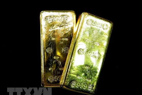 Vàng miếng được bày bán tại một tiệm kim hoàn ở Seoul, Hàn Quốc. (Ảnh: AFP/TTXVN) 