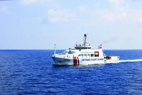 Tàu Cảnh sát biển 8004 thực hiện nhiệm vụ trên biển.(Ảnh: canhsatbien.vn )