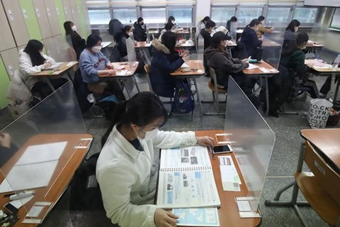 Sinh viên tại một trường đại học Hàn Quốc đeo khẩu trang khi đến lớp. (Nguồn: CNN) 