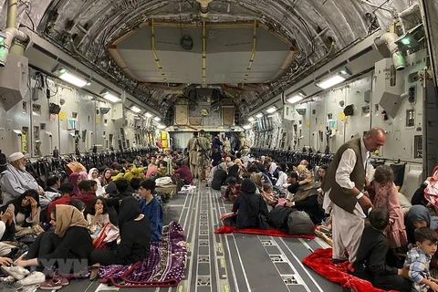 Người dân Afghanistan bên trong máy bay quân sự Mỹ, chuẩn bị được sơ tán khỏi sân bay quốc tế ở Kabul. (Ảnh: AFP/TTXVN) 