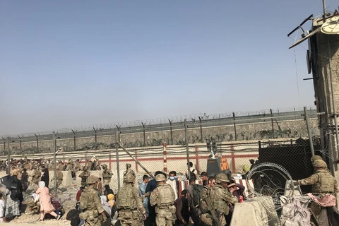 Người dân tập trung tại sân bay quốc tế Kabul chờ được sơ tán khỏi Afghanistan, ngày 20/8/2021. (Ảnh: AFP/ TTXVN)