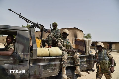 Binh sỹ Niger gác tại một căn cứ quân sự ở Bosso sau một vụ tấn công của Boko Haram, ngày 17/6/2016. (Ảnh: AFP/TTXVN) 