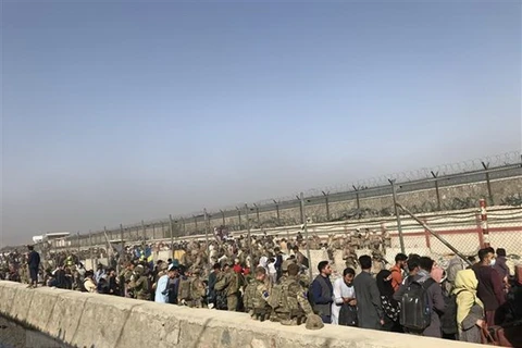 Người dân tập trung tại sân bay quốc tế Kabul chờ được sơ tán khỏi Afghanistan. (Ảnh: THX/TTXVN) 