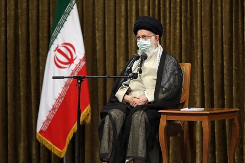 Đại giáo chủ Iran Ali Khamenei phát biểu trong cuộc họp với Tổng thống Iran Ebrahim Raisi cùng nội các tại Tehran ngày 28/8/2021. (Ảnh: AFP/ TTXVN)
