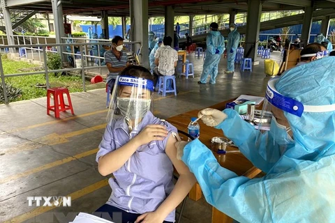 Tiêm vaccine cho công nhân tại Khu chế xuất Tân Thuận. (Ảnh: TTXVN phát) 