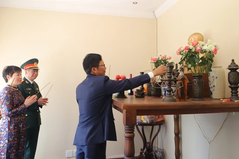 Đại sứ Hoàng Văn Lợi dâng hương lên ban thờ Chủ tịch Hồ Chí Minh. (Ảnh: Hồng Minh, Đình Lượng)