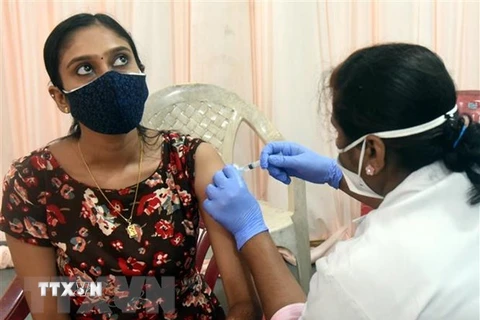 Nhân viên y tế tiêm vaccine phòng COVID-19 cho người dân tại Kochi, Ấn Độ, ngày 24/8/2021. (Ảnh: THX/TTXVN) 