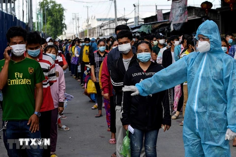 Người dân xếp hàng chờ được tiêm vaccine ngừa COVID-19 tại Phnom Penh, Campuchia. (Ảnh: AFP/TTXVN) 