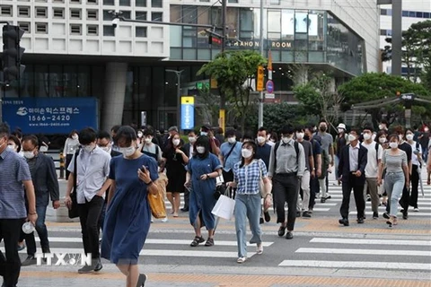 Người dân đeo khẩu trang phòng dịch COVID-19 tại Seoul, Hàn Quốc ngày 8/7/2021. (Ảnh: THX/TTXVN) 