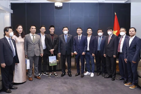 Chủ tịch Quốc hội Vương Đình Huệ chụp ảnh chung với các đại biểu. (Ảnh: Doãn Tấn/TTXVN)