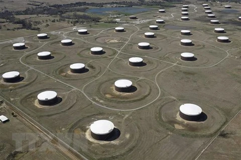 Cơ sở trữ dầu thô tại giếng dầu ở Cushing, bang Oklahoma, Mỹ. (Ảnh: Reuters/TTXVN) 