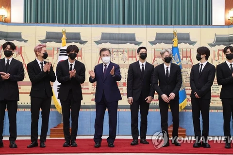 Các thành viên BTS gặp gỡ Tổng thống Hàn Quốc Moon Jae In (thứ 4, từ trái sang) trong lễ bổ nhiệm nhóm nhạc làm đặc phái viên ngoại giao công chúng.(Nguồn: Yonhap News)