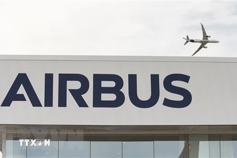 Máy bay của Airbus bay trình diễn tại triển lãm hàng không Paris ở sân bay Le Bourget, Pháp. (Ảnh: AFP/TTXVN) 