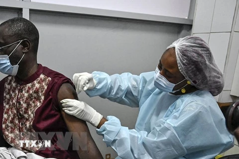 Tiêm vaccine tại một trung tâm tiêm chủng ở Cocody, Côte d’Ivoire. (Ảnh: AFP/TTXVN)