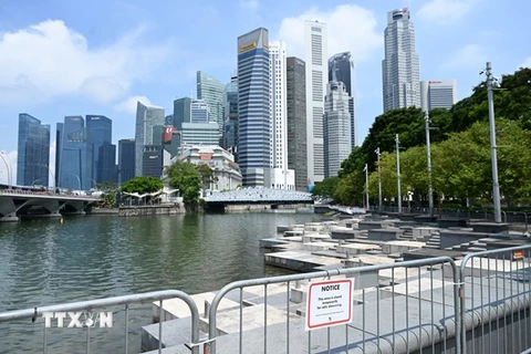 Singapore đóng cửa khu vực công cộng để phòng dịch COVID-19 tại Singapore. (Ảnh: AFP/TTXVN)