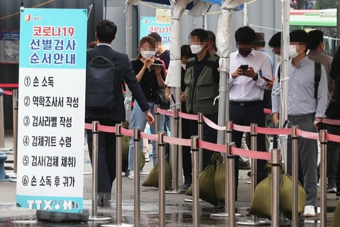 Người dân chờ xét nghiệm COVID-19 tại một điểm xét nghiệm ở Seoul, Hàn Quốc, ngày 10/9/2021. (Ảnh: Tonhap/TTXVN) 