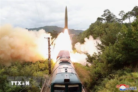Triều Tiên thử nghiệm hệ thống tên lửa phóng từ tàu hỏa ngày 15/9. (Ảnh: KCNA/TTXVN) 
