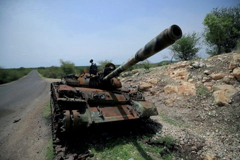 Một chiếc xe tăng bị phá hủy trong cuộc giao tranh giữa quân đội chính phủ và lực lượng Mặt trận Giải phóng nhân dân Tigray. (Ảnh: Reuters)