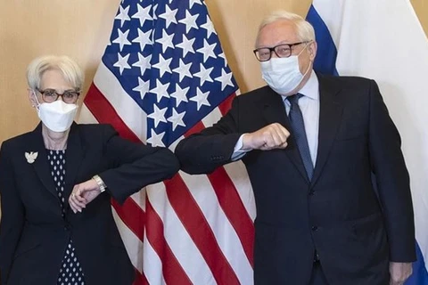 Thứ trưởng Ngoại giao Mỹ Wendy Sherman (trái) và Thứ trưởng Ngoại giao Nga Sergei Ryabkov. (Nguồn: swissinfo.ch)