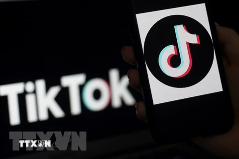 Biểu tượng của ứng dụng chia sẻ video Tik Tok trên màn hình điện thoại thông minh ở Paris, Pháp. (Ảnh: AFP/TTXVN) 