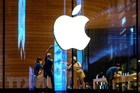 Biểu tượng Apple tại một cửa hàng của hãng. (Ảnh: AFP/TTXVN) 