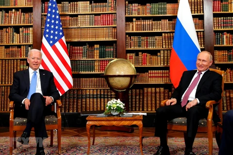 Tổng thống Mỹ Joe Biden (trái) và người đồng cấp Nga Vladimir Putin tại cuộc gặp ở Geneva, Thụy Sĩ ngày 16/6. (Ảnh: THX/TTXVN) 