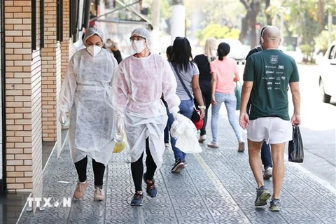 Người dân đeo khẩu trang phòng lây nhiễm COVID-19 tại Sao Paulo, Brazil. (Nguồn: THX/TTXVN) 