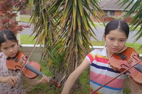 Hai cháu Alice và Luce chơi violin bài Nối vòng tay lớn (Ảnh gia đình cung cấp)