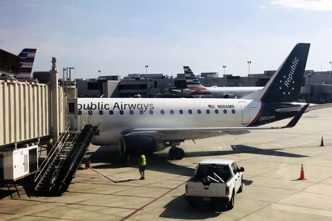 Máy bay Embraer E-175 của hãng hàng không Republic Airways tại sân bay quốc tế ở Philadelphia, Pennsylvania, Mỹ. (Ảnh: AFP/TTXVN)