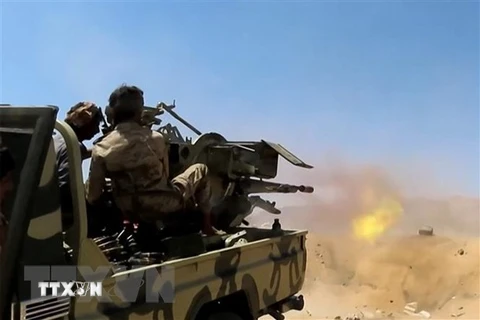 Binh sỹ quân đội chính phủ Yemen giao tranh với phiến quân Houthi tại Marib, Yemen. (Ảnh: AFP/TTXVN)