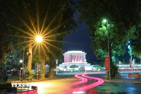 Lăng Chủ tịch Hồ Chí Minh trong đêm Thu tháng Tám. (Ảnh: Thanh Tùng/TTXVN) 